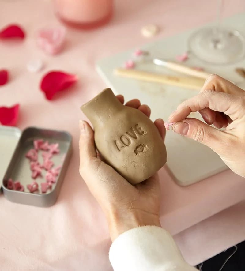 Couple making ceramics on a romantic date in Brussels